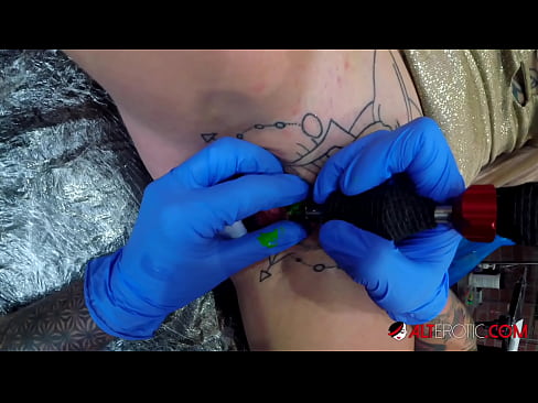 ❤️ Sully Savage, une chaudasse extrêmement tatouée, s'est fait tatouer le clitoris. ❤ Porno beau at fr.pornado-co.ru ️❤